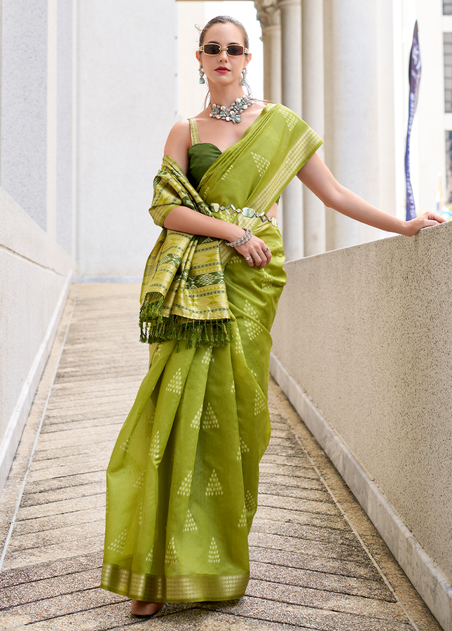 Ikkat Weaving, Reyon silk Contrast pallu Saree (Green)