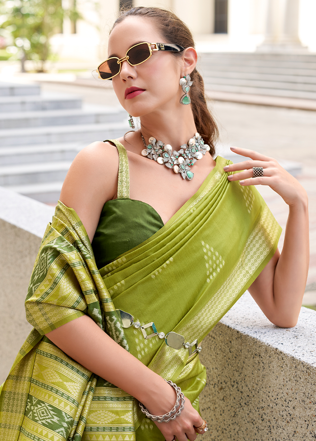 Ikkat Weaving, Reyon silk Contrast pallu Saree (Green)