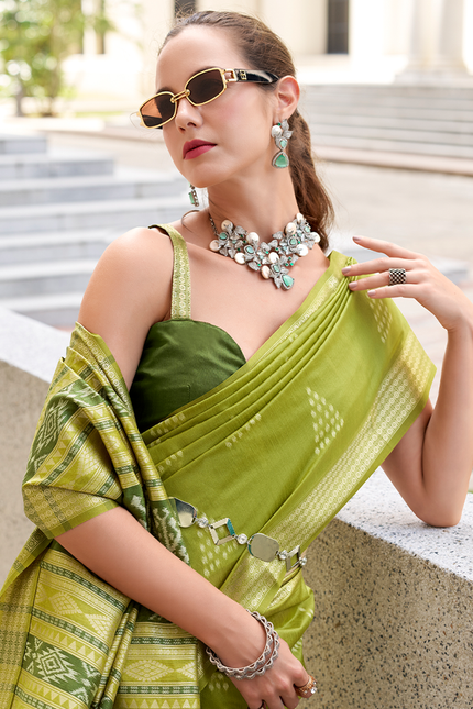 Ikkat Weaving, Reyon silk Contrast pallu Saree (Green)