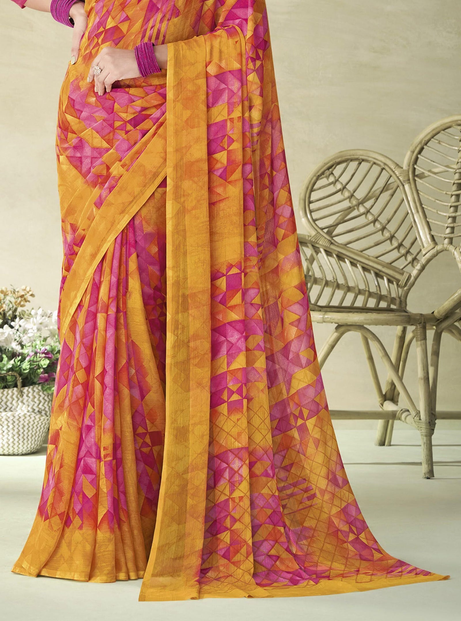 Geometric Print, Graphic Print Bollywood Chiffon, Georgette Saree (Pink)