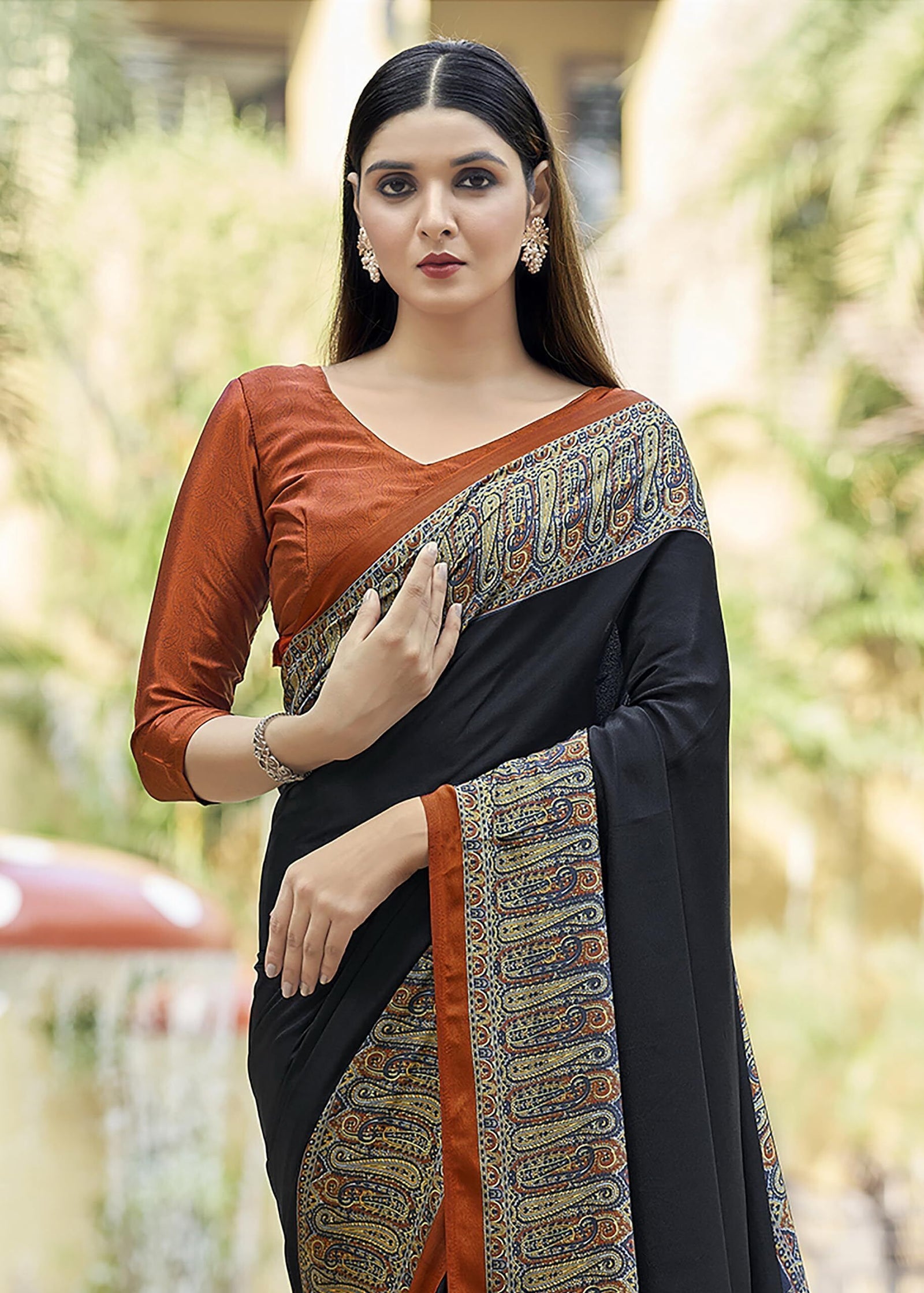 Plain Self Print Italian Silk Crape Saree With Contrast Pallu (Black)