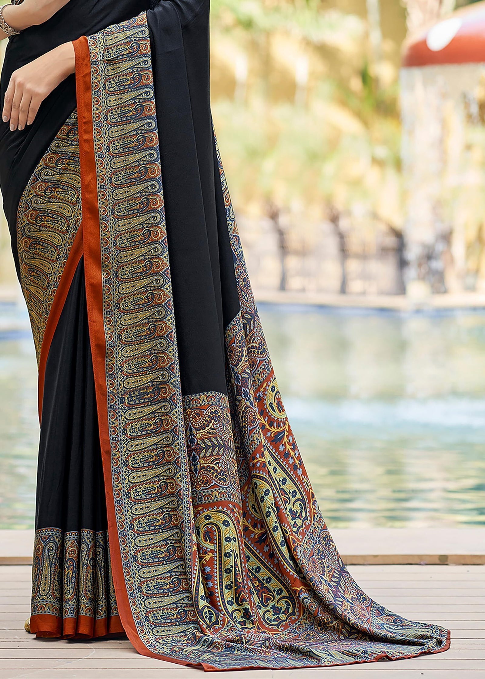 Plain Self Print Italian Silk Crape Saree With Contrast Pallu (Black)